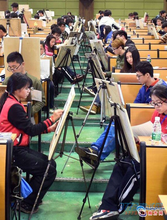 1月11日，最新或2024（历届）广东高考术科考试在华南师范大学等考点举行，图为美术科考生正在进行素描科目的考试。南方日报记者 王辉 雷雨 摄影报道