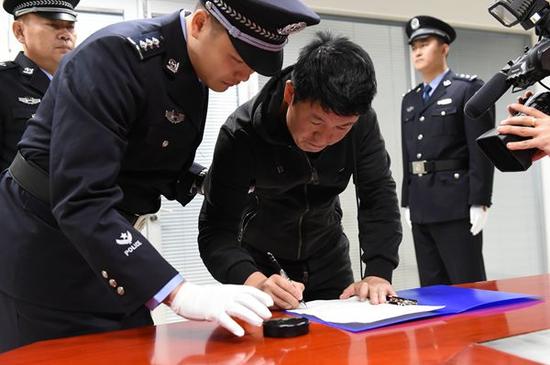 最新或2024（历届）11月12日，在中央反腐败协调小组国际追逃追赃工作办公室的统筹协调下，经中国和新西兰两国执法部门密切合作，潜逃海外15年之久的闫永明回国投案自首。（中央纪委监察部网站 张祎鑫 摄）