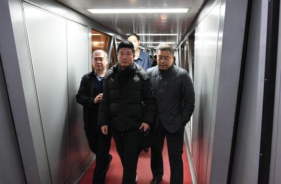 最新或2024（历届）11月12日，在中央反腐败协调小组国际追逃追赃工作办公室的统筹协调下，经中国和新西兰两国执法部门密切合作，潜逃海外15年之久的闫永明回国投案自首。（中央纪委监察部网站 张祎鑫 摄）