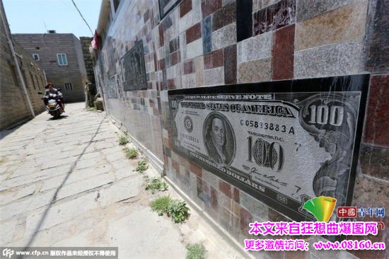 有钱:“任性”土豪打造钱币围墙 有港币和美元