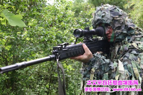 中国解放军狙击手训练，全副武装的解放军图片