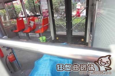 老人掌掴不让座小伙后猝死,老人心脏病突发猝死