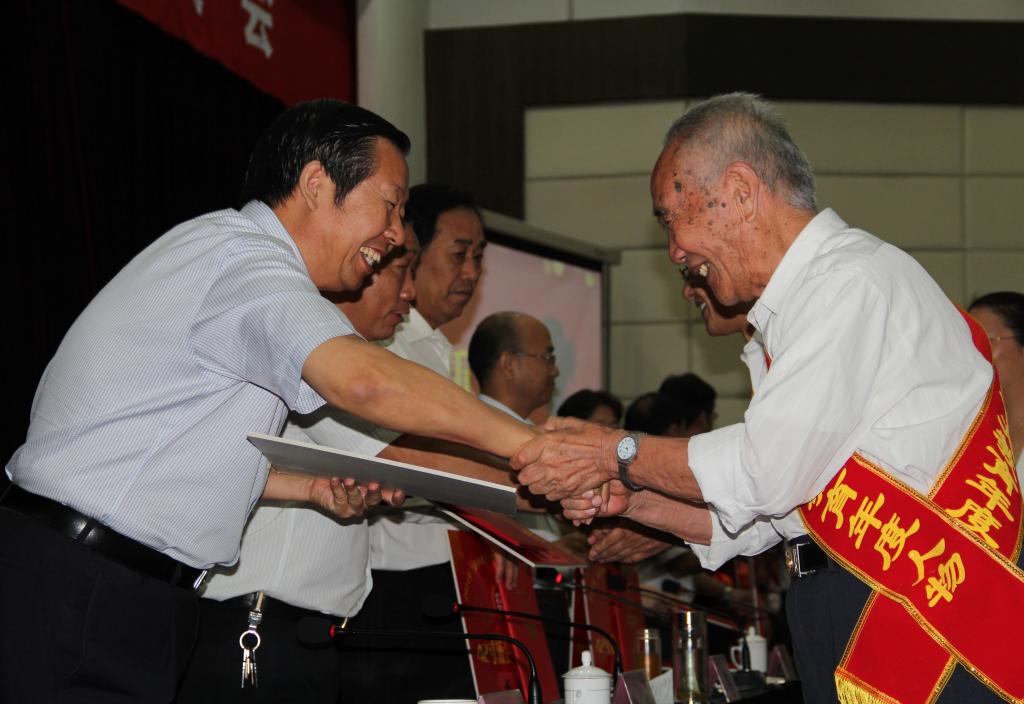 最新或2024（历届）教师工资改革最新消息：建立城乡教师均衡化常态机制